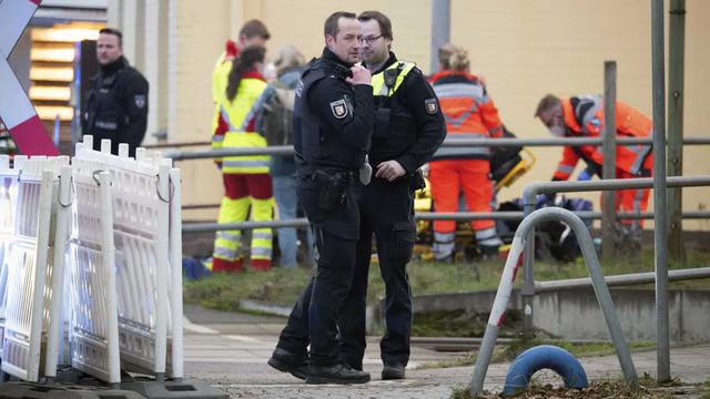 Aparat di lokasi penikaman fatal dua orang di kereta api di Jerman utara. (Jonas Walzberg/AP)