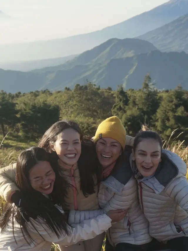 Yura Yunita, Marianne Rumantir, Luna Maya, dan Della Dartyan di Gunung Prau (Instagram/@yurayunita)
