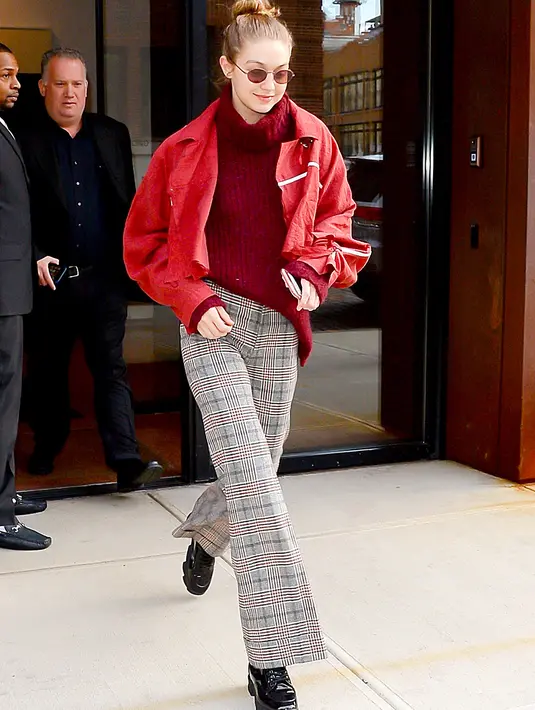 Sementara Gigi Hadid terlihat penuh senyuman saat meninggalkan apartemennya pada 15 Maret 2018 di New York. (BackGrid-USMagazine)