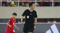 Wasit&nbsp;Takasaki Koji saat memimpin laga Grup B Piala AFF 2024 antara Timnas Indonesia melawan Filipina di&nbsp;yang berlangsung di Stadion Manahan, Solo, Jawa Tengah, Sabtu (21/12/2024). (Bola.com/Abdul Aziz)