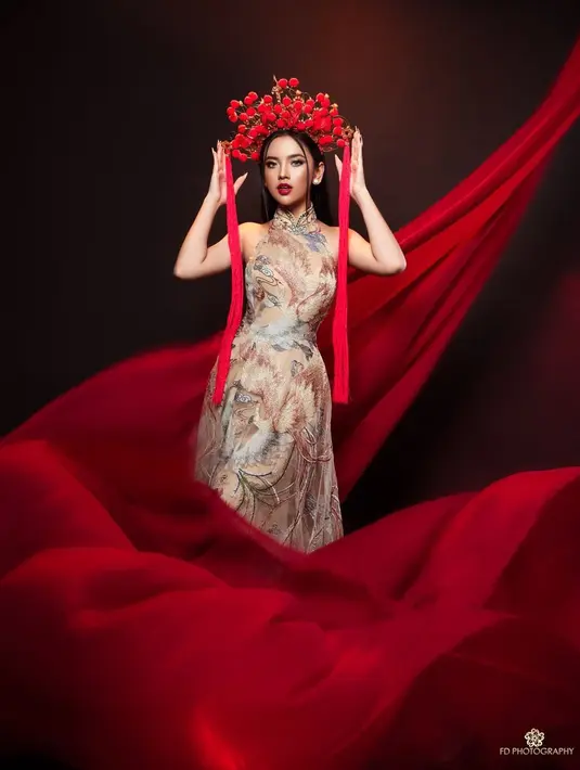 Lyodra Ginting terlihat memesona dibalut sleeveless cheongsam dengan motif abstrak yang lembut.  [@fdphotography90]