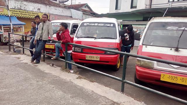 Habis Antar Anak Sekolah, Sopir Angkot Demo Tolak Ojek Online