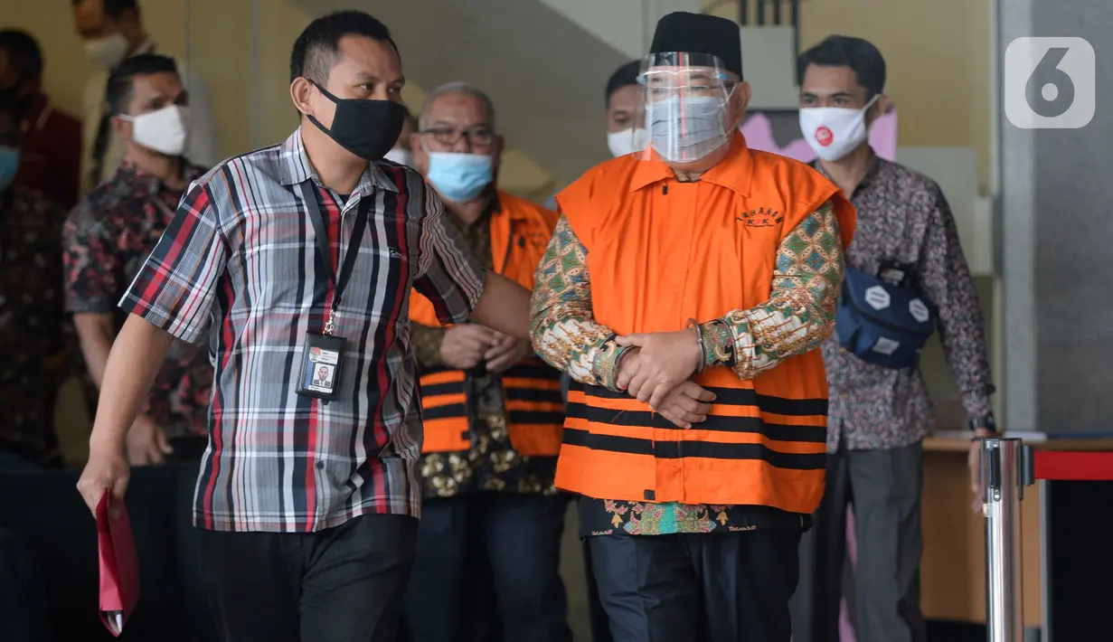 Tiga mantan Anggota DPRD Jambi resmi ditahan seusai diperiksa di Gedung KPK, Jakarta, Selasa (30/06/2020). KPK kembali menahan tiga mantan anggota DPRD Jambi tersangka kasus dugaan suap pengesahan APBD 2017-2018, yakni Cekman, Parlagutan Nasution, dan Tadjudin Hasan. (merdeka.com/Dwi Narwoko)
