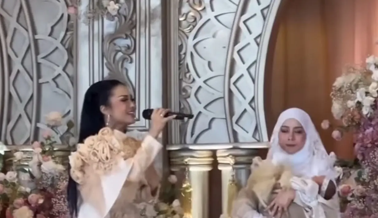 Bukan jadi tamu biasa yang hadir, Krisdayanti pun membawakan lagunya sampai membuat Lesti terharu. Tampak Lesti pun menggendong putrinya. [@krisdayantilemos]