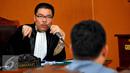 Kuasa hukum Ilham Arief,  Johnson Pandjaitan memberikan pertanyaan kepada saksi fakta Hamzah Ahmad dalam sidang praperadilan mantan Wali Kota Makassar tersebut, Jakarta, Jumat (3/7/2015). (Liputan6.com/Yoppy Renato)