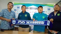 Jafri Sastra saat dikenalkan sebagai pelatih baru PSIS, Kamis (23/8/2018). (Bola.com/Ronald Seger Prabowo)