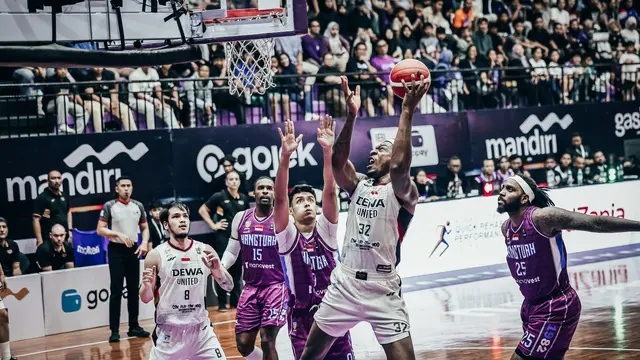 Duel sengit Hangtuah vs Dewa United di game 1 playoff IBL 2025