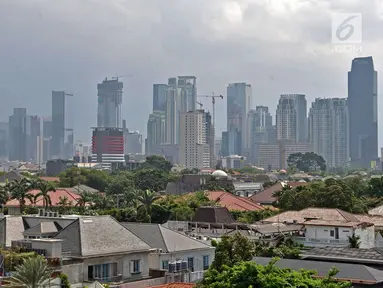 Deretan gedung bertingkat yang terlihat dari kawasan Jakarta, Minggu (7/10). Menurut data The Skyscraper Center, jumlah gedung bertingkat di ibu kota Jakarta saat ini mencapai 382 gedung. (Merdeka.com/Iqbal S Nugroho)