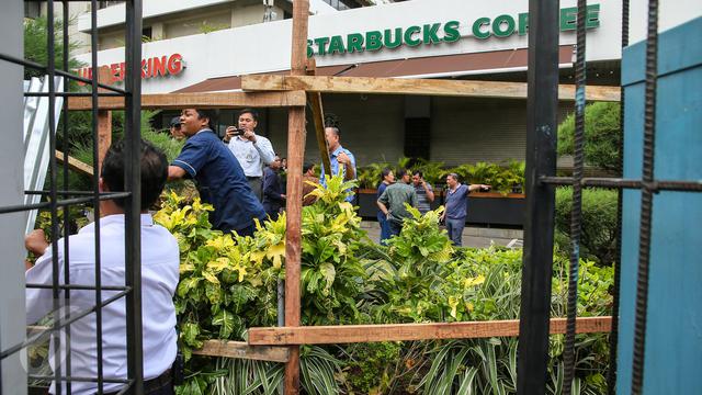 20160115-Ceceran Darah Bekas Baku Tembak Polisi dengan Pelaku Ledakan Thamrin Mulai Dibersihkan-Jakarta