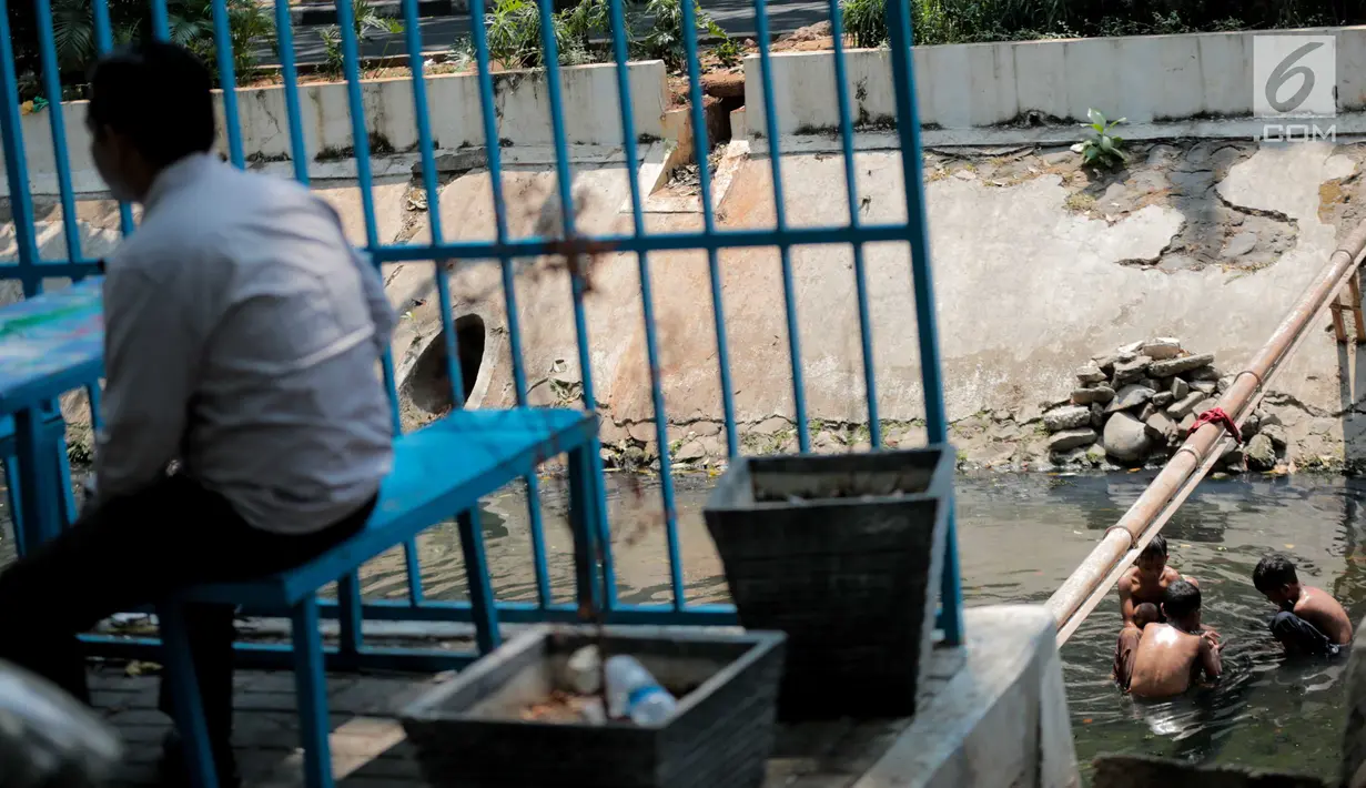 Sejumlah anak-anak bermain di kali menteng, Jakarta, Selasa (20/8/2019). Kurangnya lahan bermain membuat mereka terpaksa memanfaatkan kali menteng yang kotor sebagai tempat bermain. (Liputan6.com/Faizal Fanani)