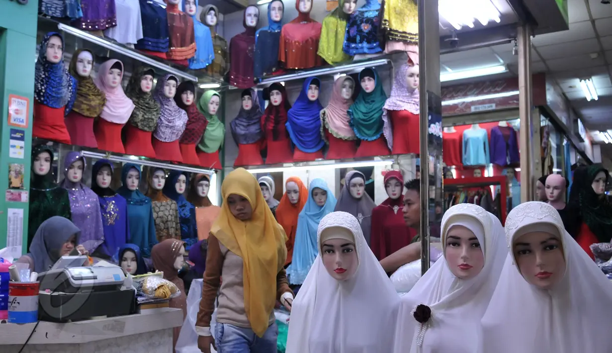 Model busana muslim yang disediakan di salah satu kios pusat perbelanjaan di Jakarta Pusat, Rabu (3/6/2015). Jelang memasuki bulan suci Ramadan, warga mulai ramai berburu busana muslim. (Liputan6.com/Johan Tallo)