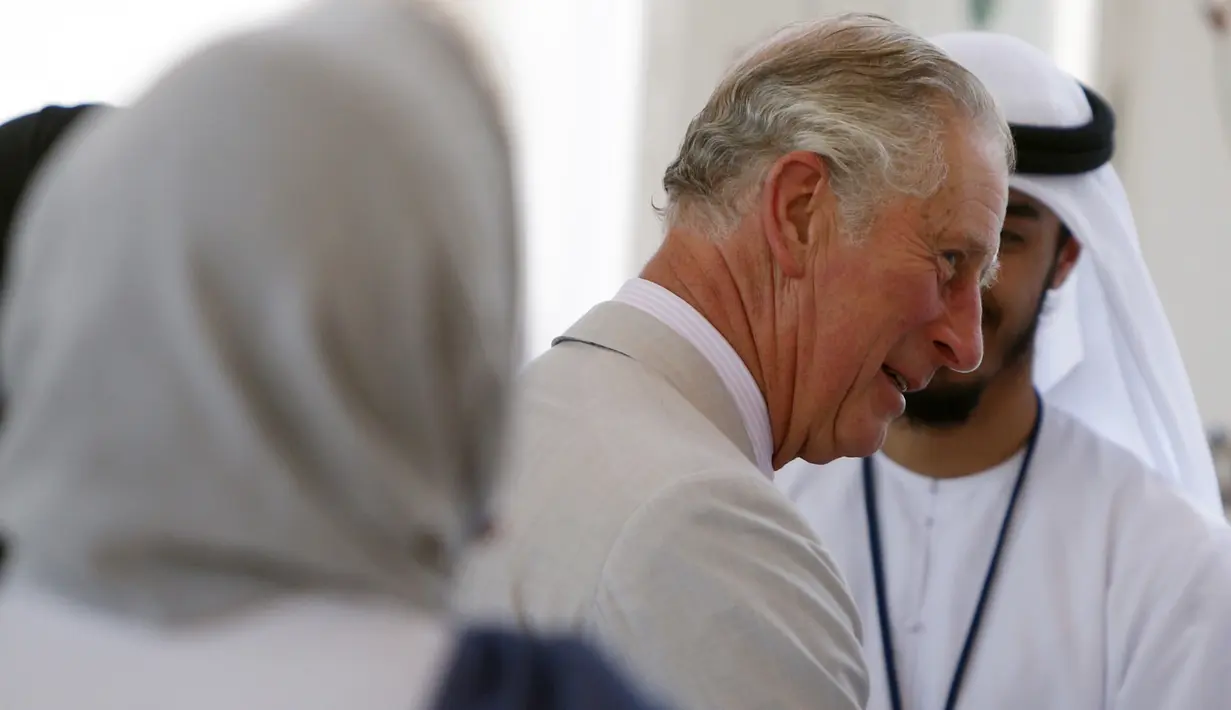 Pangeran Charles berbincang dengan pejabat setempat saat mengunjungi Masjid Syekh Zayed di Abu Dhabi, Uni Emirat Arab, Sabtu (5/11). Kunjungan ini adalah bagian dari tur mereka ke Timur Tengah atas nama Pemerintah Inggris.(AFP/Karim Sahib) 