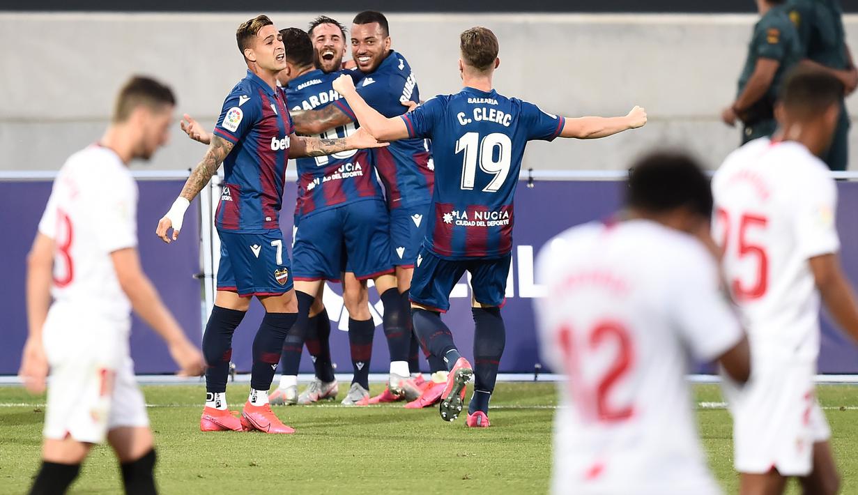 Para pemain Levante merayakan gol ke gawang Sevilla pada laga La Liga di Estadio Camilo Cano, Selasa (16/6/2020). Kedua tim bermain imbang 1-1. (AFP/Jose Jordan)