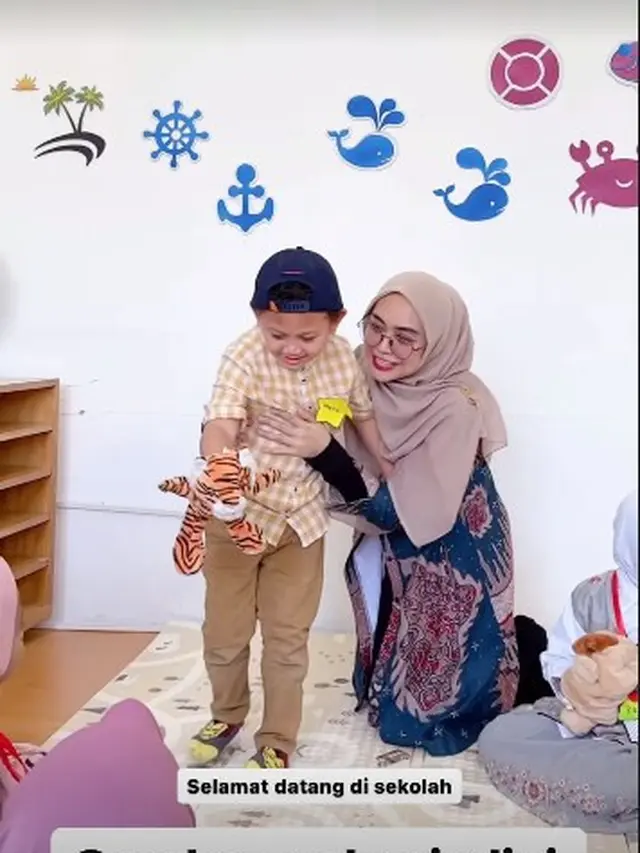 8 Potret Ria Ricis Dirikan Sekolah untuk Anak Usia Dini, Ikut Mengajar