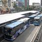 Antrean bus Transjakarta di Halte Harmoni, Jakarta, Senin (10/1/2022). Selama PPKM Level 2, jam operasional bus Transjakarta dimulai pukul 05.00-21.30 WIB dan untuk layanan angkutan malam hari mulai pukul 21.31-22.30 WIB. (Liputan6.com/Faizal Fanani)