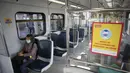Sebuah tanda terlihat di gerbong SkyTrain mengingatkan masyarakat memakai masker di Kanada (24/8/2020). Siapa pun yang berada di bus, kapal, atau kereta api TransLink atau BC Transit, serta penumpang kapal BC Ferries wajib memakai masker untuk menghentikan penyebaran COVID-19. (Xinhua/Liang Sen)