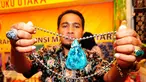 Maluku Utara menampilkan batu Bacan Doku yang tengah naik pamor saat pameran di gedung SMESCO, Jakarta, Jumat (5/6/2015). Pameran ini diikuti 116 peserta dari 33 provinsi dalam rangka HUT Dekranas Ke–35. (Liputan6.com/Yoppy Renato)