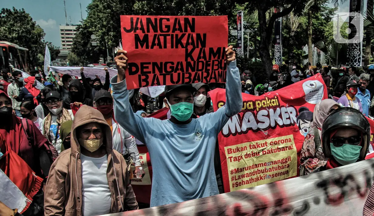 Massa aksi yang tergabung dalam Forum Masyarakat Rusunawa Marunda (F-MRM) saat menggelar aksi mengecam polusi debu batu bara di Balai Kota, Jakarta Pusat, Senin (28/3/2022). (merdeka.com/Iqbal S. Nugroho)