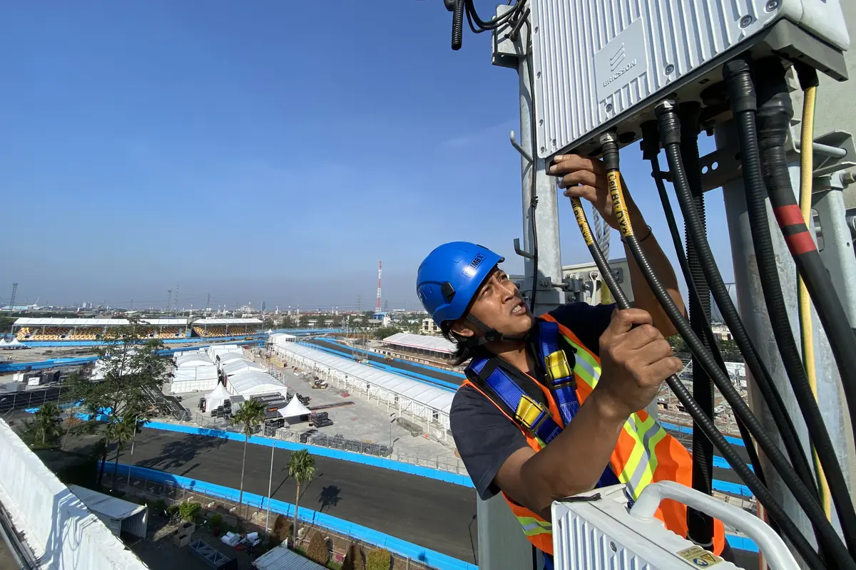 Teknisi XL Axiata mempersiapkan peningkatan kualitas jaringan XL Axiata di area sekitar Sirkuit Formula E Jakarta