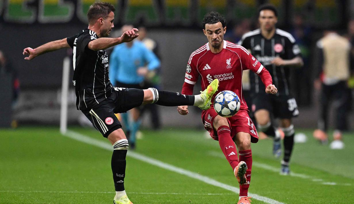 Berlaga di Stadion Deutsche Bank Park, Eintracht Frankfurt mencoba menguasai permainan. (Kirill KUDRYAVTSEV/AFP)