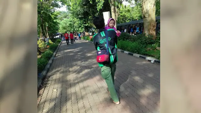 Menjadi mitra ojek online berarti harus menghabiskan banyak waktu di jalanan, sehingga banyak di antaranya yang harus rela meninggalkan keluarga di rumah.