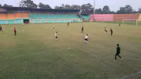 Pelatih PPLPD Kabupaten Bogor, Abdul Bahar Lestaluhu, menilai Timnas Indonesia U-15 masih buruk dalam kekuatan bermain dan kekompakan yang belum maksimal. (Bola.com/Zulfirdaus Harahap)