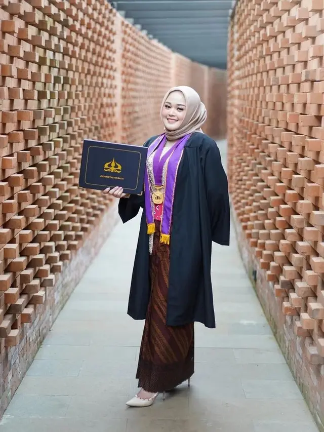 6 Potret Limbad Dampingi Anak Wisuda Jadi Sarjana Kedokteran, Bakal Lanjut S2