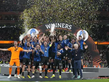 Para pemain Atalanta mengangkat trofi juara Liga Europa 2023/2024 usai membungkam Bayer Leverkusen dalam laga final di Aviva Stadium, Dublin, Kamis (23/5/2024) dini hari WIB. (AP Photo/Kirsty Wigglesworth)