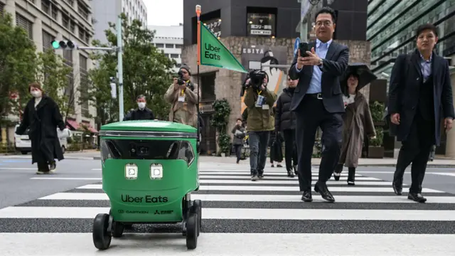 Uji Coba Uber Eats Robot Penghantaran Makanan di Jepang