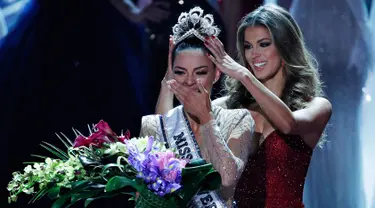 Miss Afrika Selatan, Demi-Leigh Nel-Peters disematkan mahkota sebagai Miss Universe 2017 oleh Miss Universe 2016, Iris Mittenaere pada malam final di Las Vegas, Minggu (26/11). Demi-Leigh mengalahkan 91 kontestan lain dari seluruh dunia. (AP/John Locher)