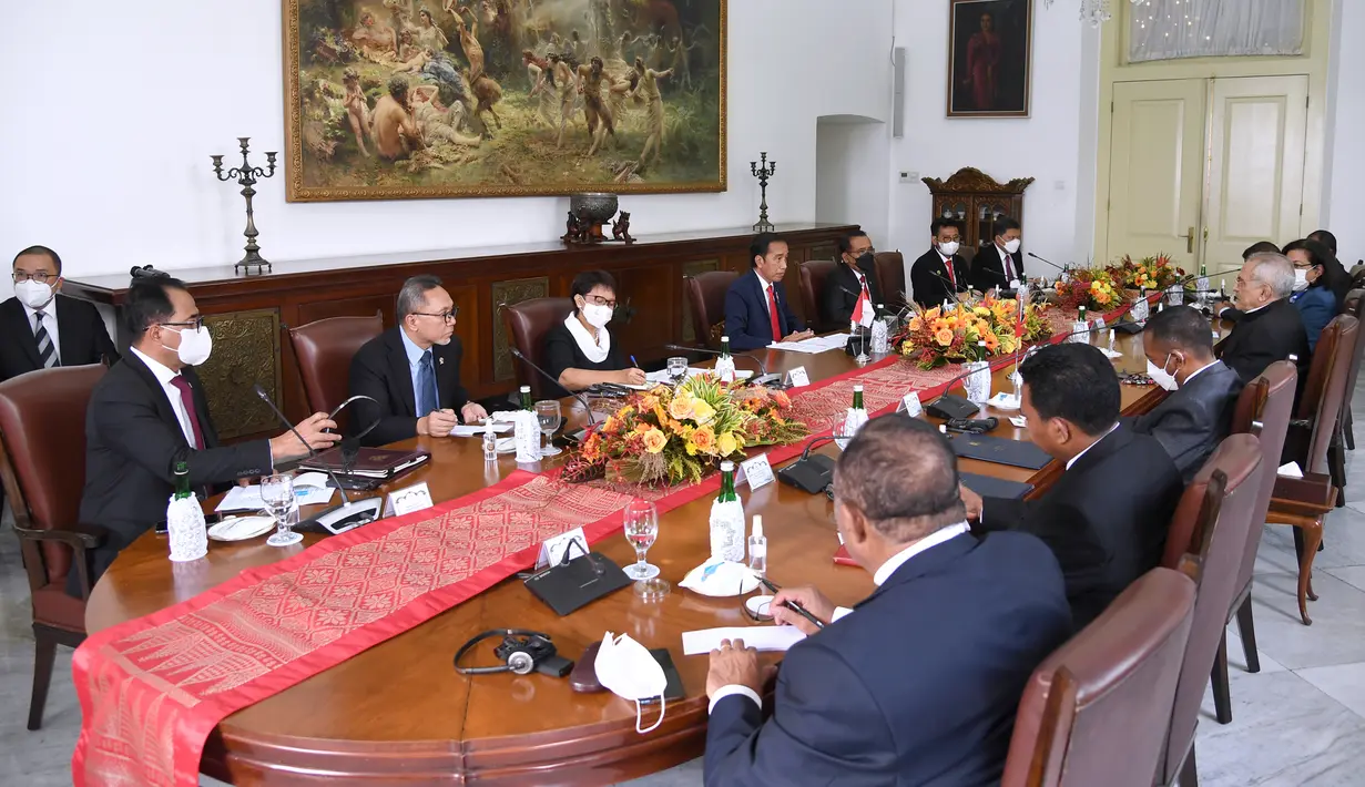 Presiden Joko Widodo atau Jokowi (tengah kiri) menerima kunjungan kenegaraan Presiden Timor Leste Jose Ramos Horta di Istana Kepresidenan Bogor, Jawa Barat, Selasa (19/7/2022). Jokowi didampingi Menteri Luar Negeri Retno Marsudi, Menteri Sekretaris Negara Pratikno, Menteri Perdagangan Zulkifli Hasan, Menteri Pertanian Syahrul Yasin Limpo, Menteri Perhubungan Budi Karya Sumadi, dan Duta Besar RI untuk Timor Leste Okto Dorinus Manik. (Foto: Lukas - Biro Pers Sekretariat Presiden)