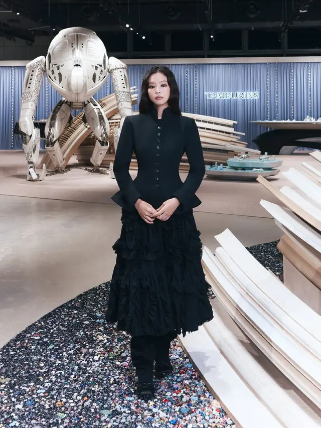 Usai Dikabarkan Putus Kontrak, Jennie BLACKPINK Muncul di Pop-up Tamburins dengan Gaya Gothic Serba Hitam