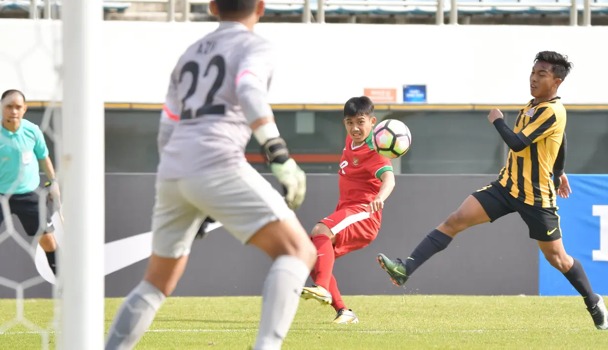 Gelandang Indonesia U-19, Witan Sulaeman, melepas umpan saat melawan Malaysia U-19 pada laga Kualifikasi Piala Asia U-19 2018 di Stadion Public, Paju, Senin (6/11/2017). Indonesia kalah 1-4 dari Malaysia. (AFP/Kim Doo-Ho)
