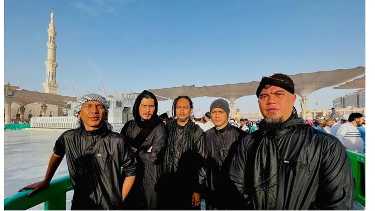 6 Potret Dewa 19 Jalani Ibadah Umrah, Kompak Pakai Baju Batik di Masjidil Haram