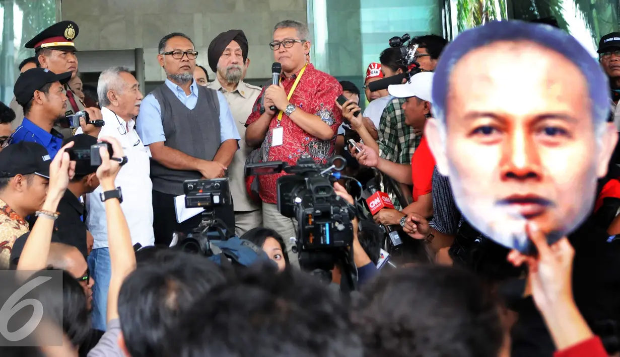 Mantan Wakil Ketua KPK Bambang Widjojanto memberikan keterangan kepada wartawan di gedung KPK, Jakarta (18/12). BW telah habis masa jabatannya seiring dipilihnya pimpinan baru KPK periode 2015-2019. (Liputan6.com/Helmi Afandi)