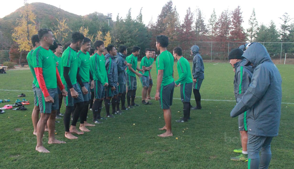 Para pemain Timnas Indonesia U-19 bersiap mengikuti latihan di Paju National Football Centre, Gyeonggi, Minggu (29/10/2017). Persiapan dilakukan Timnas U-19 jelang laga Kualifikasi Piala Asia 2018. (Bola.com/Media PSSI)