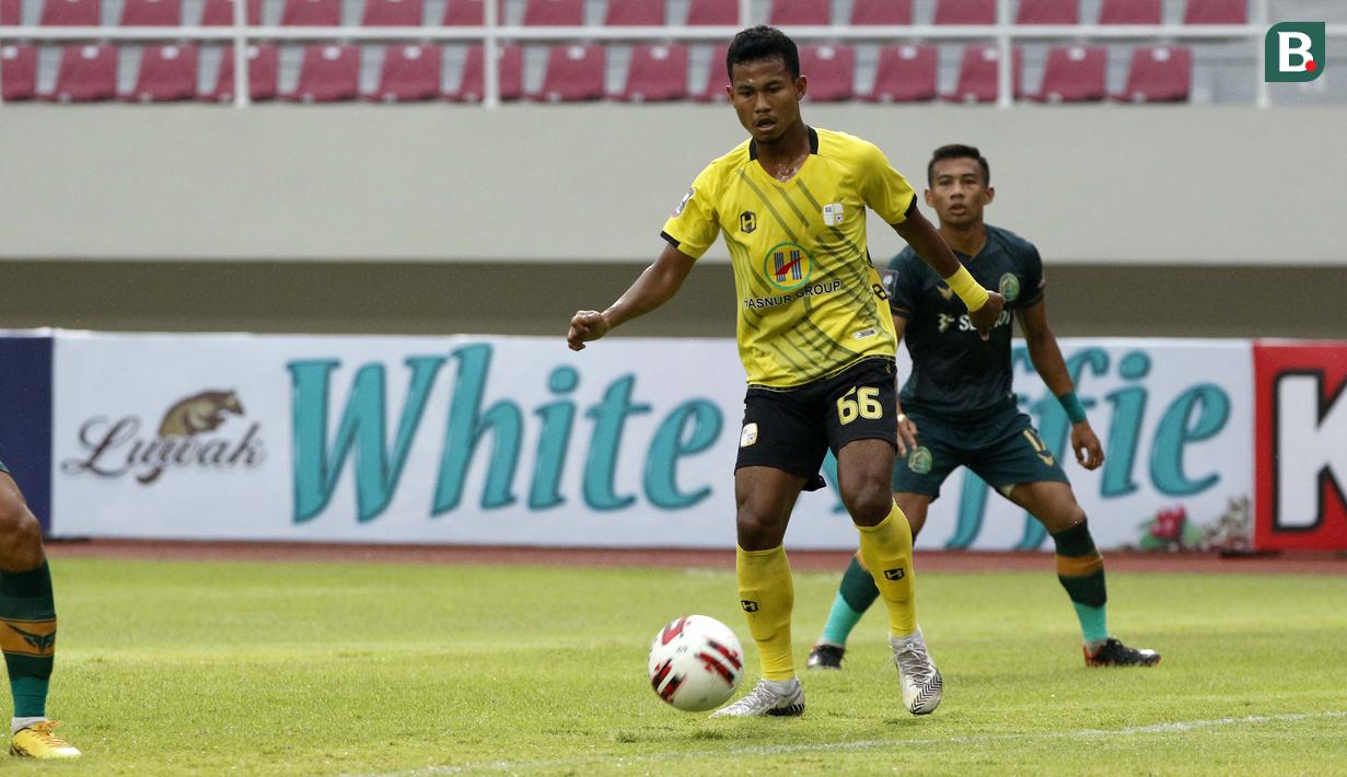 Penampilan Bagas Kaffa di lini pertahanan semakin matang. Pemain bernama lengkap Amiruddin Bagas Kaffa Arrizqi tak segan melakukan duel fisik dengan lawan untuk menghindari serangan. (Bola.com/Ikhwan Yanuar)