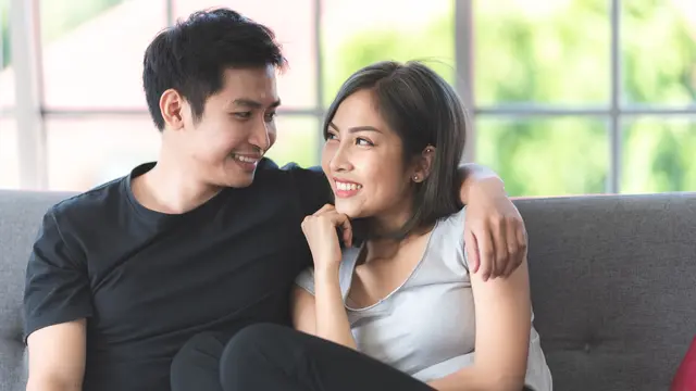 perempuan dan pasangan 13 juli duduk