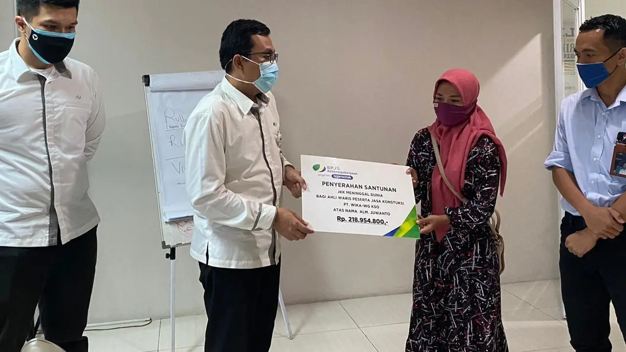 BPJS Ketenagakerjaan Tangerang Cikokol menyerahkan santunan kepada ahli waris Juwanto (34), tenaga harian lepas Jasa Konstruksi PT Wika.
