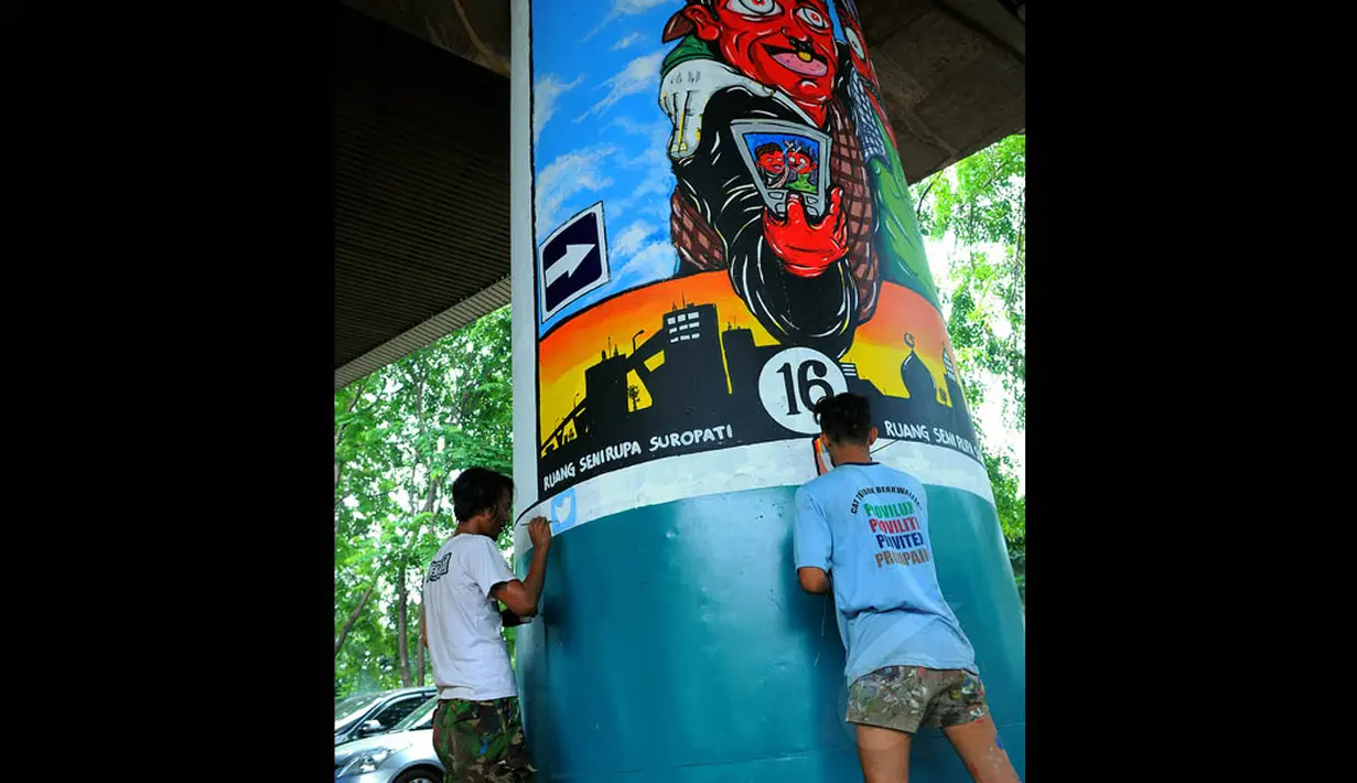 Seorang peserta tengah menyelesaikan lukisan muralnya di Stasiun Gambir, Jakarta, Sabtu (30/8/14). (Liputan6.com/Faisal R Syam) 