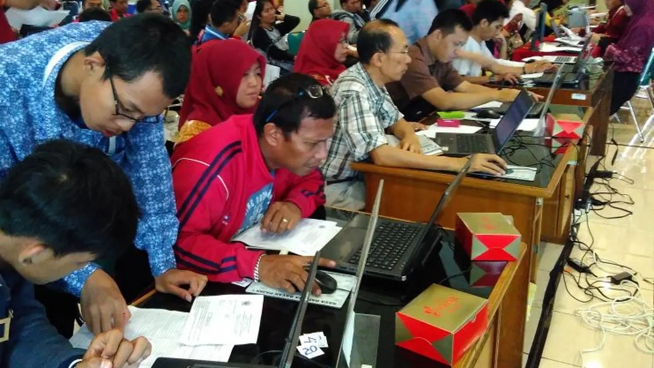 Ratusan Wajib Pajak tumpah ruah di Kantor Pelayanan Pajak (KPP) Pratama Tanah Abang Dua dan Tiga, Jakarta Pusat, Selasa (29/3/2016). 
