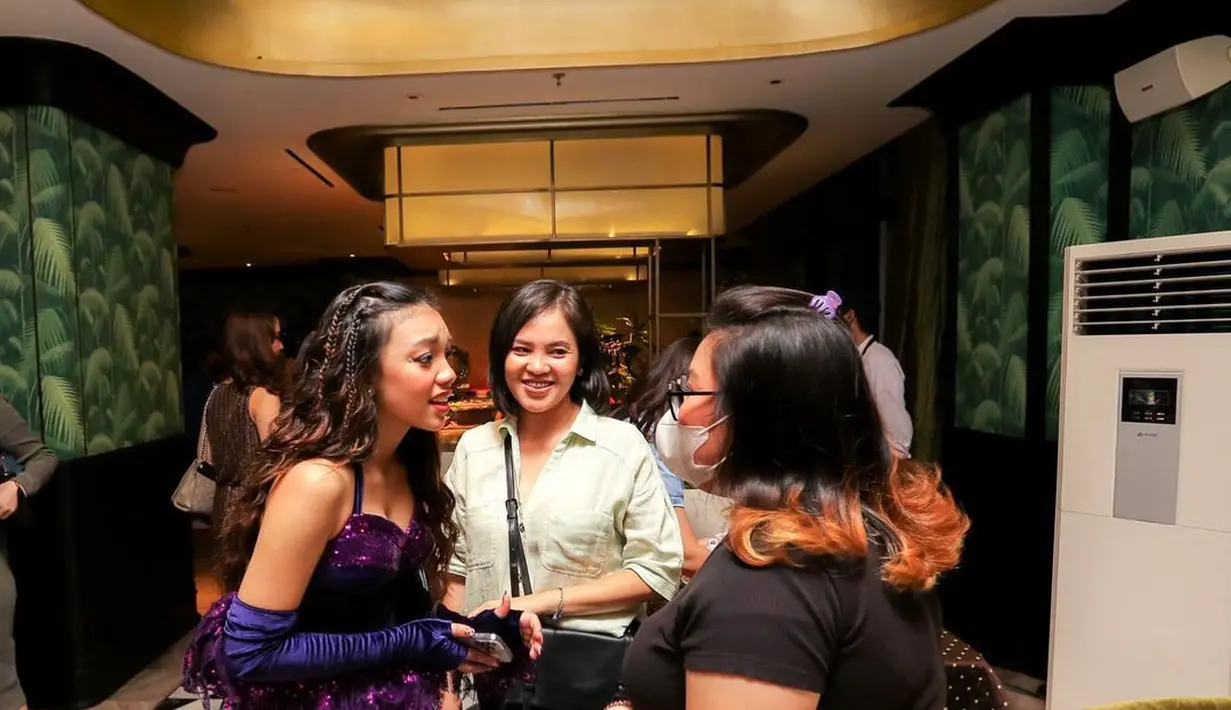 <p>Pemilik nama lengkap Adyla Rafa Naura Ayu ini kemudian melengkapi penampilannya dengan sepasang sarung tangan warna senada. (FOTO: instagram.com/naura.ayu)</p>