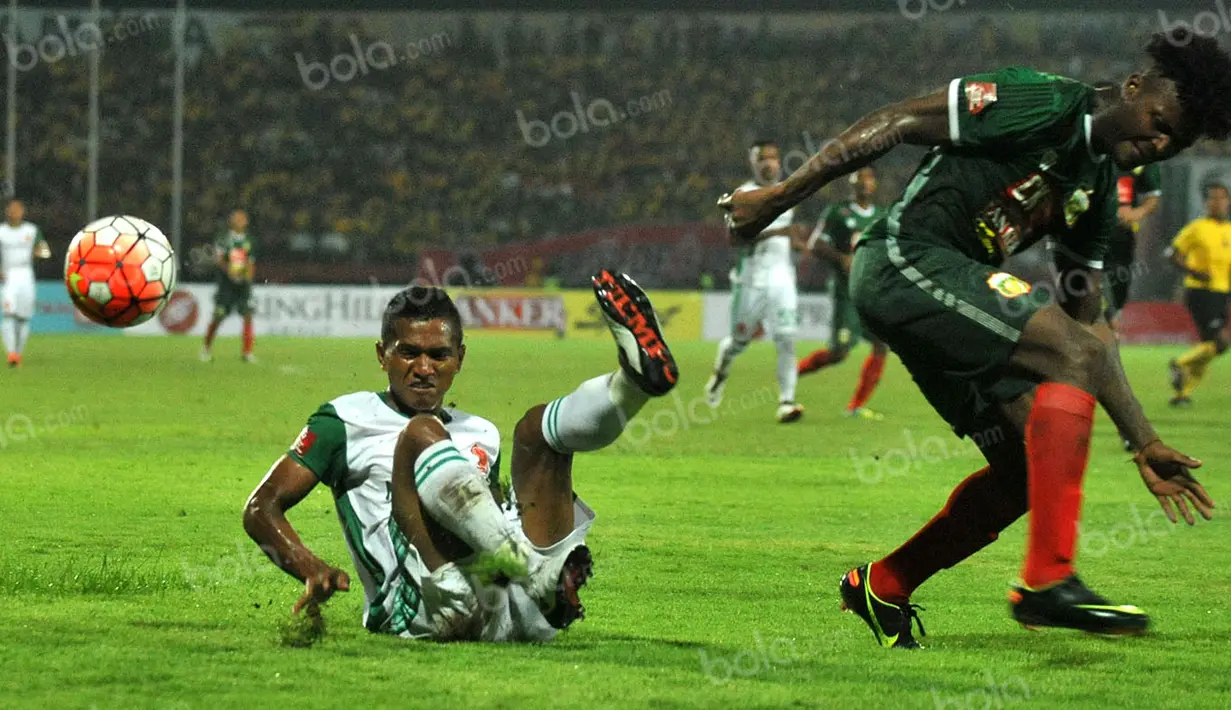 Pemain PS TNI, Abduh Lestaluhu (kiri), berebut bola dengan pemain Bhayangkara Surabaya United, Shane Andre Malcolm, dalam laga Torabika Soccer Championship 2016 di Stadion Gelora Delta, Sidoarjo, Minggu (8/5/2016). (Bola.com/Fahrizal Arnas)