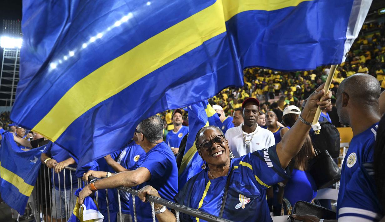 Hasil imbang tersebut juga memastikan Curacao mengakhiri fase grup sebagai pemuncak klasemen dengan 12 poin, unggul satu poin dari Jamaika.Tampak dalam foto, suporter Timnas Curacao merayakan hasil imbang melawan Jamaika pada Grup B Kualifikasi Piala Dunia 2026 zona CONCACAF di Independence Park Stadium, Jamaika pada 18 November 2025. (Ricardo MAKYN/AFP)