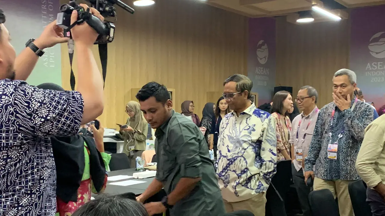 Menko Polhukam Mahfud MD saat meninjau Media Center dan ruang konferensi pers di Hotel Bintang Flores, Labuan Bajo di sela-sela kegiatan KTT ke-42 ASEAN 2023, Selasa (9/5/2023). (Liputan6/Benedikta Miranti)