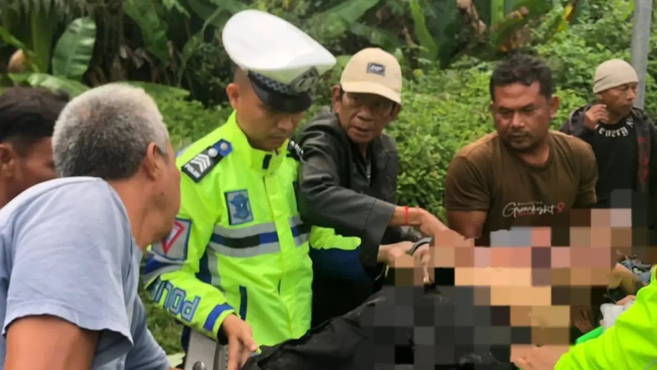 Proses evakuasi korban tabrak lari di Kabupaten Mesuji, Lampung.