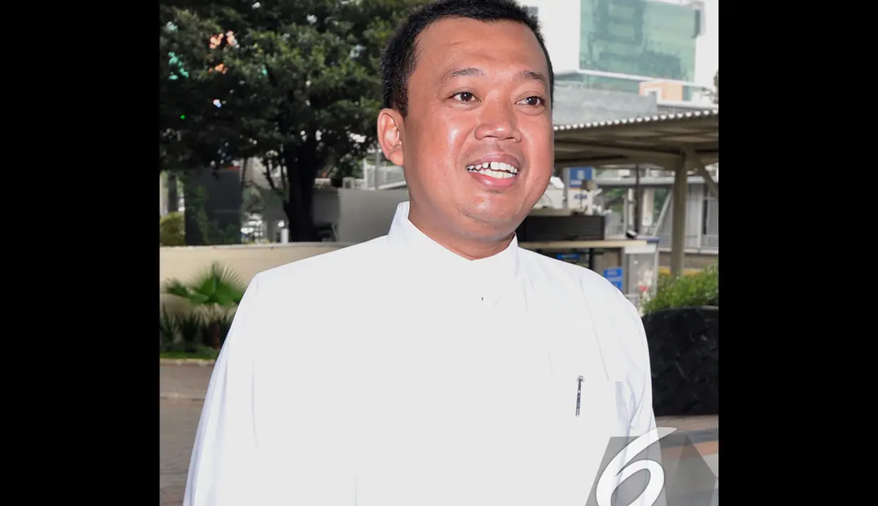 Nusron Wahid mengenakan baju berwarna putih saat berkunjung ke KPK, Jakarta, Jumat (5/12/2014). (Liputan6.com/Miftahul Hayat)