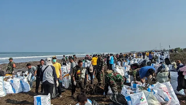 Ratusan orang turut hadir dalam aksi bersih-bersih pantai Cibutun Loji Kabupaten Sukabumi oleh Pandawara Group (Liputan6.com/Istimewa)