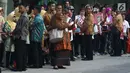 Sejumlah relawan menyaksikan prosesi kirab kereta kencana pernikahan putri Presiden Jokowi,  Kahiyang Ayu-Bobby Nasution saat menuju Gedung Graha Saba di Surakarta, Rabu (8/11). (Liputan6.com/Angga Yuniar)