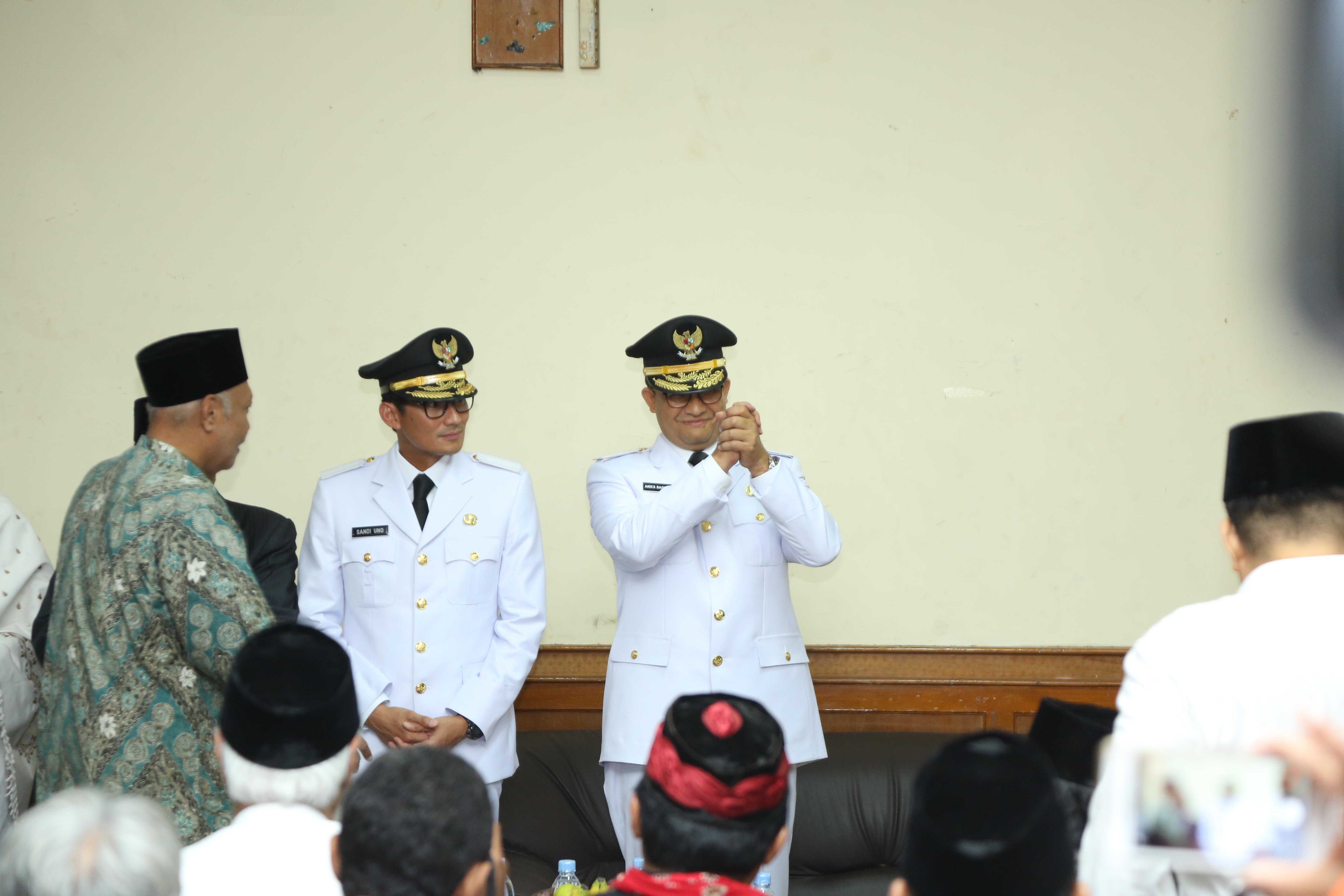 Anies Baswedan - Sandiaga Uno berkumpul di Masjid Sunda Kelapa sebelum berangkat ke Istana Negara untuk pelantikan Gubernur dan Wakil Gubernur DKI Jakarta 2017-2022. (Foto: bintang.com/Daniel Kampua)